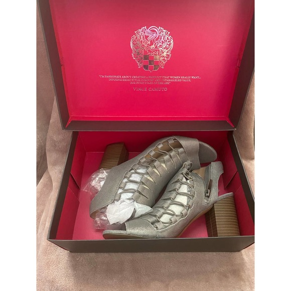 Vince Camuto Silver Metallic Leather Sandals NIB - Picture 2 of 4